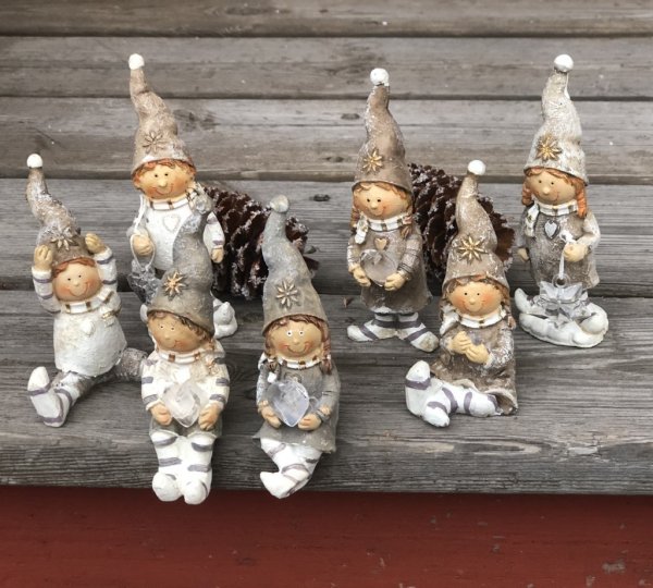 Röd skogs tomte/nisse och nisseflicka att dekorera med. I fin modell detaljfull och välarbetad. Finns i olika modeller -Stående