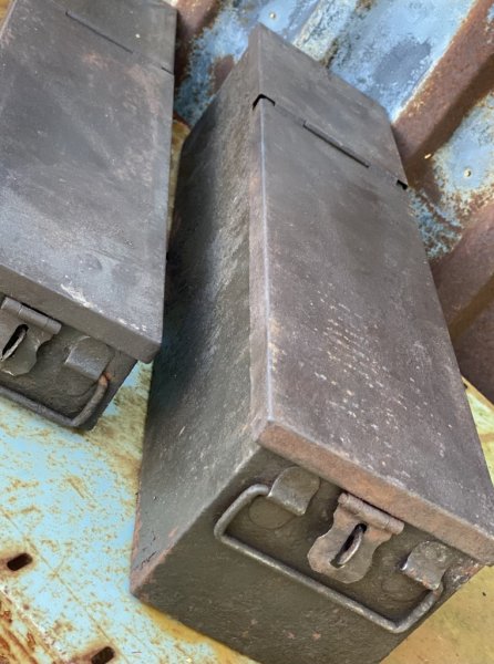 Indisk förvarings låda med lock i plåt och metall. Ruffig industri stil med rostiga ruffiga inslag . Återvunnen modell då dom ti