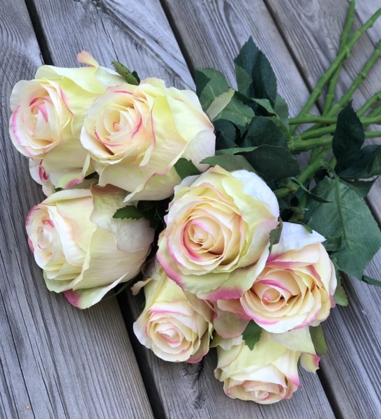 Vacker guld ros med rosa rodnad och gröna blad. Välarbetad vacker konstgjord ros med hög verklighets trogen känsla. Lika vacker
