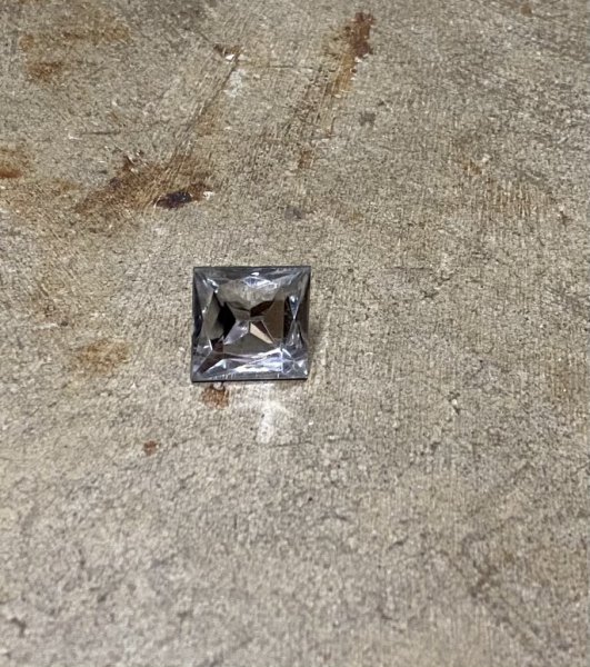 Vackert ljussmycke /ljusnål klar diamant i kantig modell med nål på baksidan. Med vackert skimmer. Mäter ca 1,4cm Säljes pe