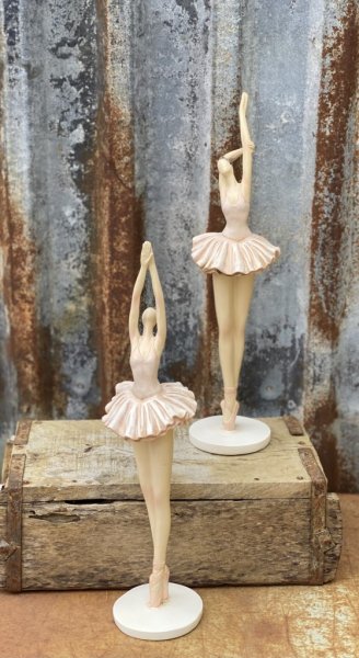 Vacker ballerina i antik stil. Går i mjuka rosa och aprikosa nyanser. Finna i två modeller -Armarna upp -En arm upp Högre i mode