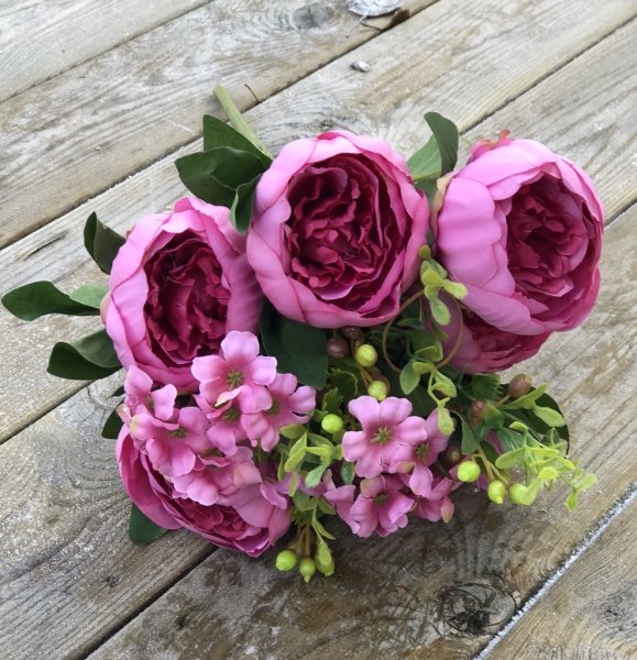 Stor flergrenad blombukett med bland annat pioner. Välarbetad och vacker färdig konstgjord bukett. Finns i tre olika nyanser. -C