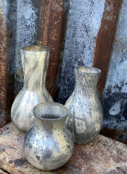 Vacker och annorlunda vas i glas och i en nyans av antik fattigmanssilver. Flammigt mönster som är unikt för varje vas dvs ingen