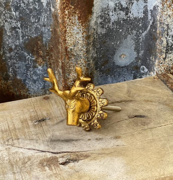 Vacker och detaljful knopp till lika hängare i guld färgad metall. Formad som ett ren/hjort huvud med horn. Mönstrad krage med v