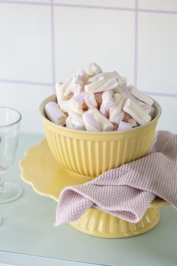 Mynte Tårtfat / kakfat på fot nyans Lemonad. Tillverkad i stengods av hög kvalité. Se mer info i produkt kategorin ovan. H: 9 Ø