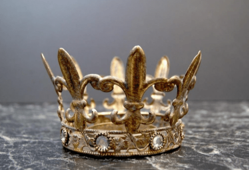 Vacker krona i mindre modell att dekorera och pynta med. Krona är dekorerad med franska liljor och pärlor. Detaljfull och välarb
