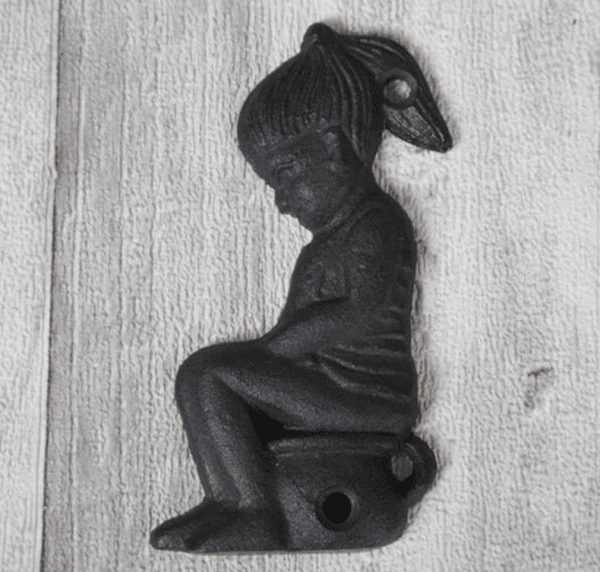 Gammeldags inspirerad toalett skylt i järn . Finns i två modeller. -Flicka med potta -Pojke med potta Går i en brun/svart mörk n