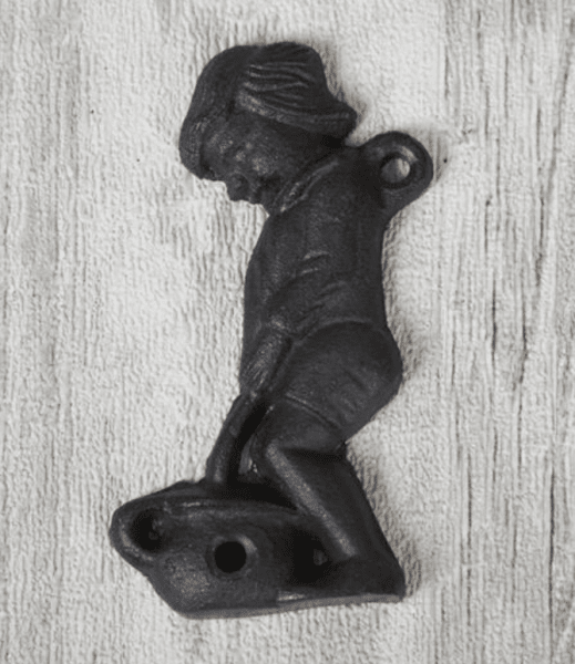 Gammeldags inspirerad toalett skylt i järn . Finns i två modeller. -Flicka med potta -Pojke med potta Går i en brun/svart mörk n