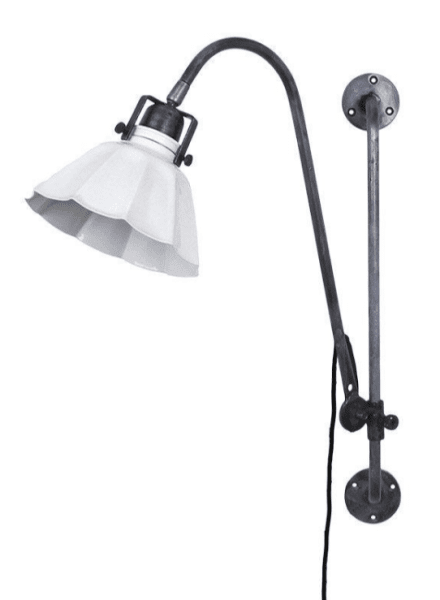 Reglerbar vägglampa i antik svart med veckad vit plåt skärm. Gammeldags modell med tvinnad tyg kabel med strömbrytare. lampan är