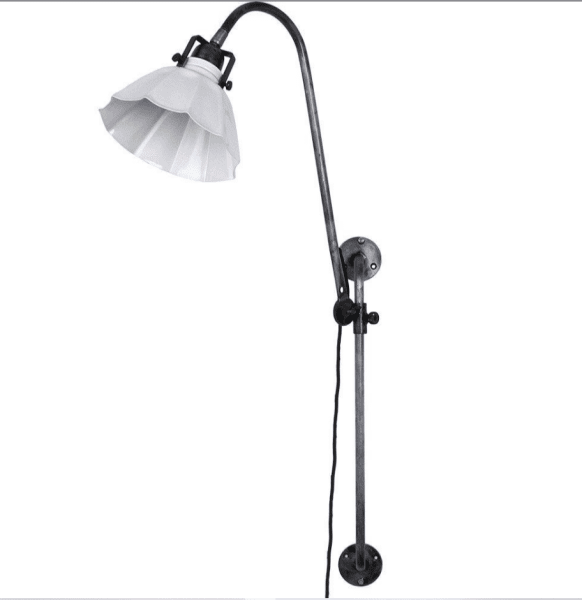 Reglerbar vägglampa i antik svart med veckad vit plåt skärm. Gammeldags modell med tvinnad tyg kabel med strömbrytare. lampan är
