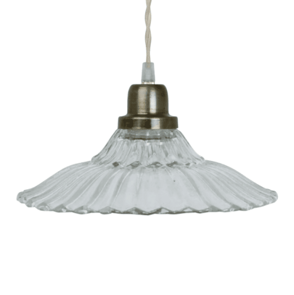 Vacker och elegant taklampa i gammeldags stil. Modell Gunilla med veckad glas skärm och koppling i antik guld. El kabeln är kläd