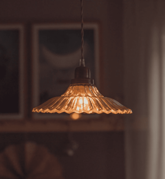 Vacker och elegant taklampa i gammeldags stil. Modell Gunilla med veckad glas skärm och koppling i antik guld. El kabeln är kläd