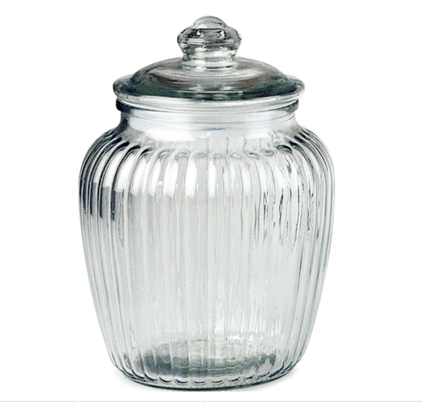 Lantlig glasburk med lock. Med diskret randigt mönster och plast tätning i locket. Av kraftigt glas. Passande till förvaring i b