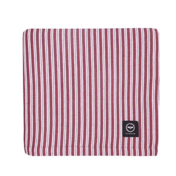 Stor röd och vit randig duk i återvunnet textil material