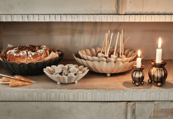 Ljusstake i antik guld på kul fötter