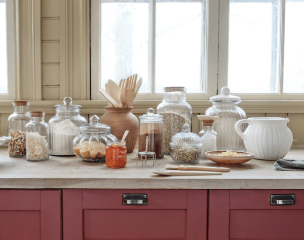 Glasburk med lock och randigt mönster i glas