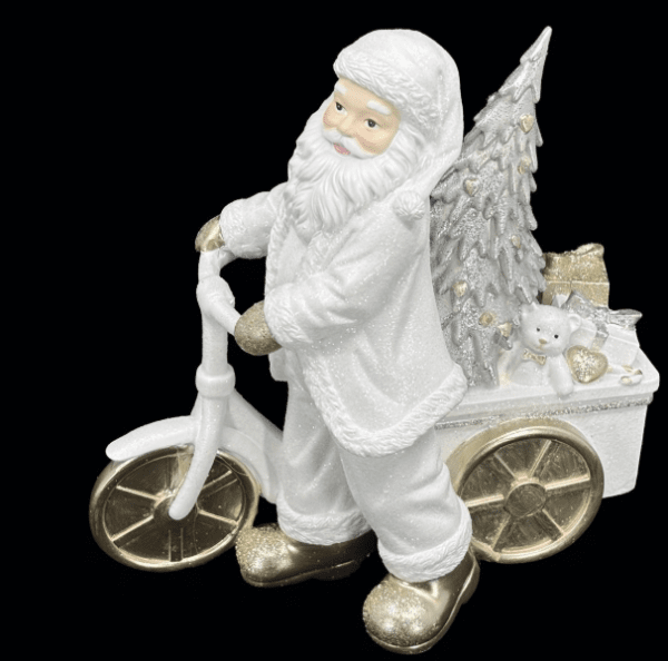 Vacker och elegant vit tomte med cykel och belysning.