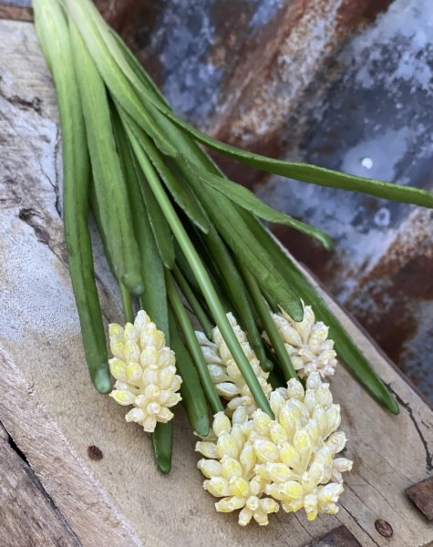 Vit pärlhyacint i snitt modell med dubbla blommor och gröna blad. Hög stjälk som passar bra i en bukett. Konstgjord vacker mode