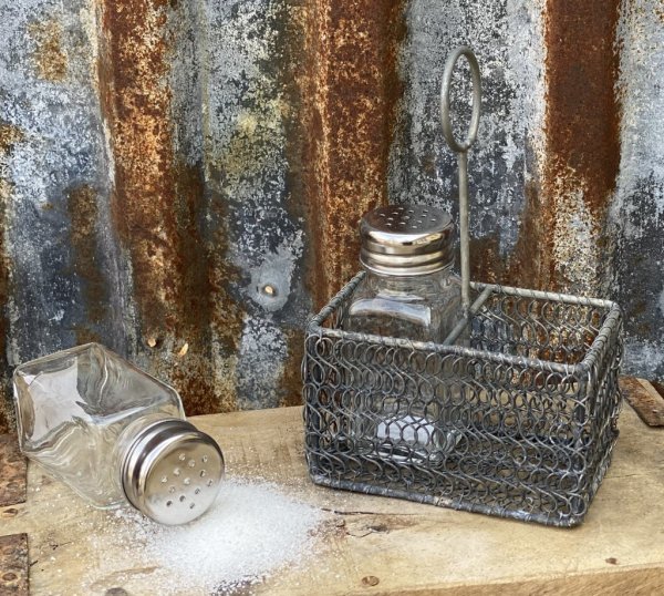 Salt och peppar kar i glas. Står i en zink korg med handtag upptill. Karen står löst i korgen så man kan även ha korgen till tex