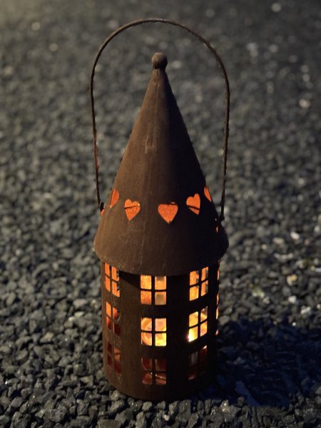 Ljuslykta hus i rost för ljus eller marschaller