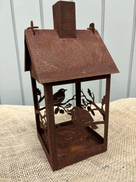 Lykta för ljus eller marschaller i rost med fåglar