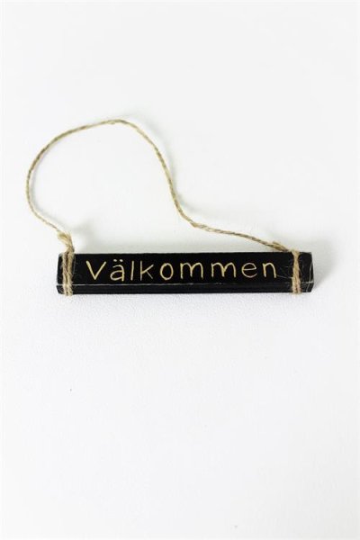 Trä skylt/tags med text VÄLKOMMEN. I lantlig vit lät avskavd stil med röd text och gammeldags gjute snöre. Fabriks skavda i driv