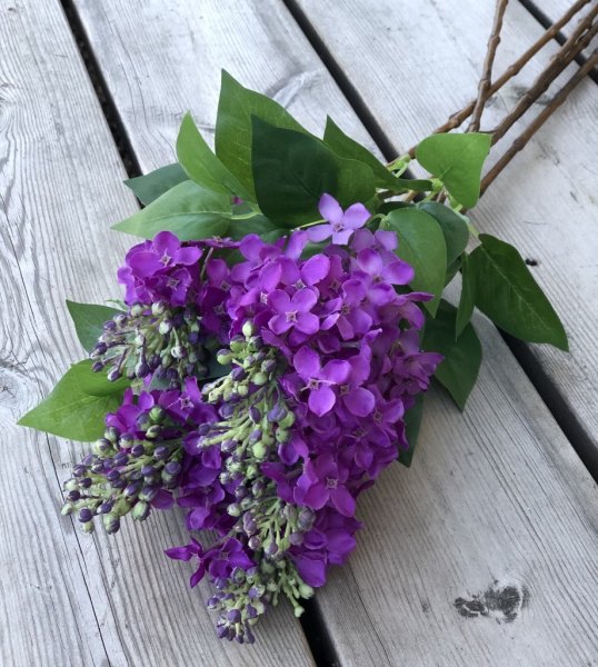 Vacker mörk lila Syren kvist i större/längre modell. Fyllig med flera blommor och blad . Böjbar formbar modell. Vacker att dekor