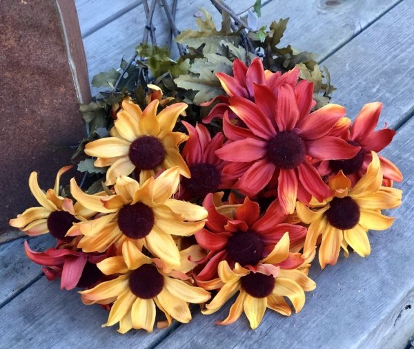 Höst Rudbeckia i en vacker röd orange nyans. Välarbetad och verklighetstrogen konstblomma med flera blommor och längre stjälk. L