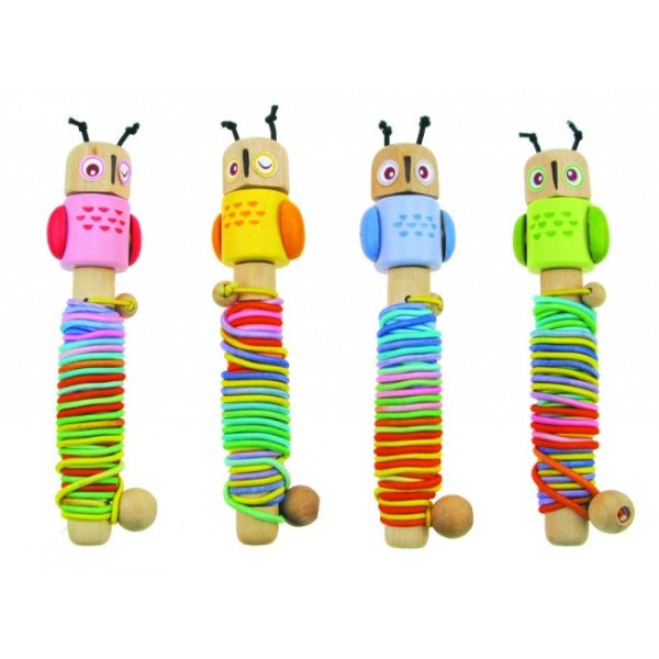 Snoddas Färgglatt gummiband att hoppa snoddas med. På träspole dekorerad med en uggla. Finns i fyra olika modeller/färger