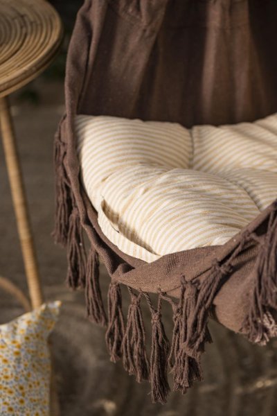 Brun hängstol med fransar