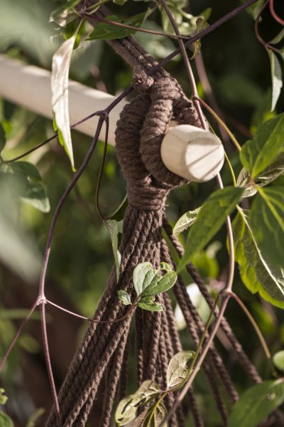 Brun hängstol med fransar