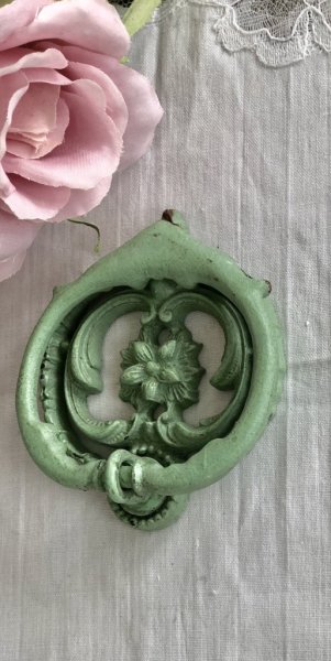 Stort handtag i antik Fransk design. Med sliten platina och mild turkos grön nyans. Dekorerad ryggplatta och oval rundad ledat r