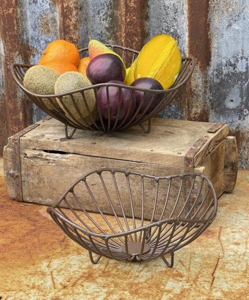 Vacker korg på tassar i rund vågad retro modell. Finns i två modeller. -Större -Mindre Till frukt, grönsaker eller annan förvari