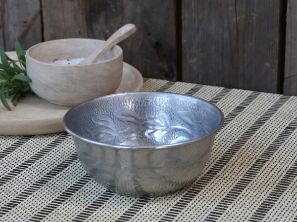 Orientalisk silver färgad bricka , skål alt ljusfat med vackert mönster. Finns i tre olika storlekar Större Mellan Mindre Passa