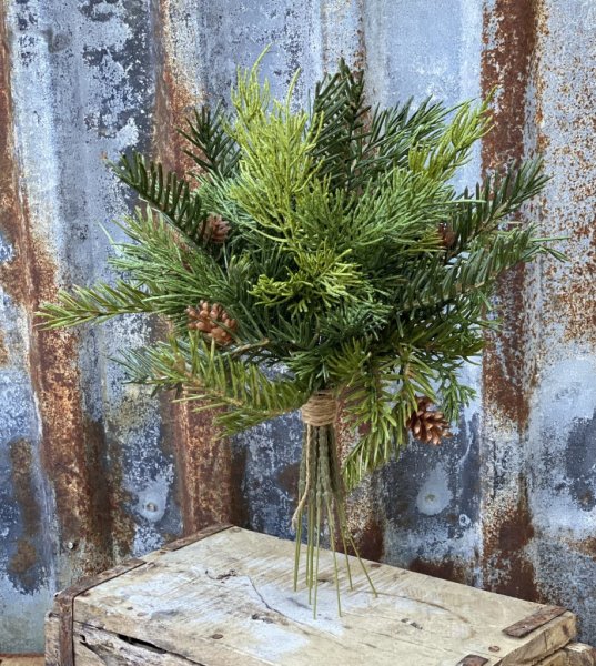 Vacker stor grön bukett med kvistar av gran och kottar. Att dekorera med i ett arrangemang eller ensam i en vas tex. I en bukett