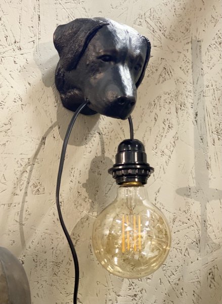 Lampa vägglampa hund. I vägg modell med ansiktet av en hund som håller lampsladden i munnen. I mindre lättplacerad modell med s