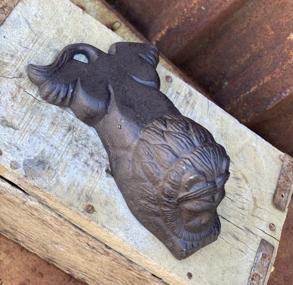 Dörrstopp lejon i järn. Detaljrik söt modell formad som ett lejon som ligger platt. I tyngre modell. Längd: ca 18cm Bredd: 11cm