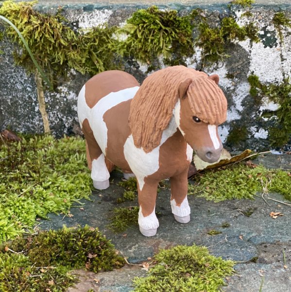 Ponny hästen Milly en söt brun skönhet med beige man, att dekorera med. Designad av Erkers Marie Persson Leksand. Unik i sin s