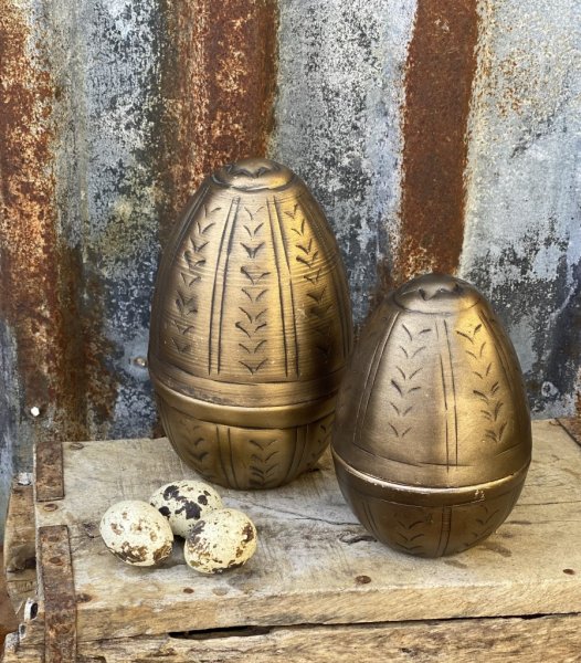 Vackert och annorlunda ägg/ påskägg i öppningsbar modell. Tillverkat i plåt och har en vacker nyans av antik guld med hamrat mön