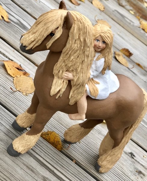 Ridande lucia med ljus i håret att dekorera med. Designad av Erkers Marie Persson Leksand. Unik i sin stil och modell. Ett Svens