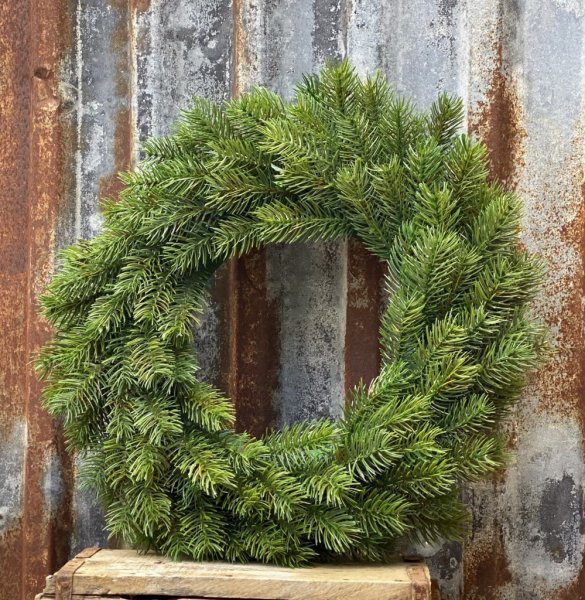 Vacker dörr/vägg krans av granris. Konstgjord, välarbetad och verklighetstrogen. Kransen är byggd på grön frigolitbas som inte s