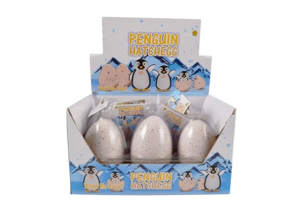 Hemligt ägg med pingvin överraskning. Ägg som man lägger i vatten och ser med spänning på när det kläcks och en söt pingvin komm