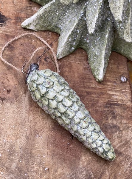 Kotte mjukt grön med glitter inslag. Detalj full och välarbetad med fina detaljer runt om. Snöre upptill att hänga upp kotten i.