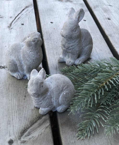 Söt betong kanin att dekorera med. Detaljfull och välarbetad fin modell med detaljer runt om. Finns i tre olika modeller. -Sitta