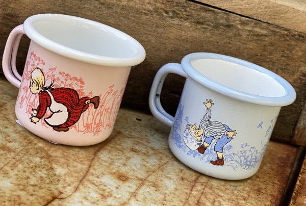 Emil i Lönneberga serie i glas och emalj med klassiskt motiv från Emil i Lönneberga. -Emalj burk med lock -Emalj mugg Ida -Emalj