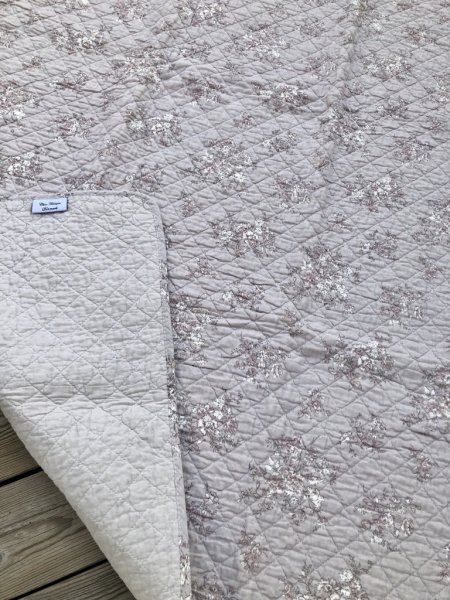Romantiskt quiltat överkast /pläd i lapptäcke modell. går i blåa nyanser med vacker vågad ytterkant runt om. Från Chic Antique
