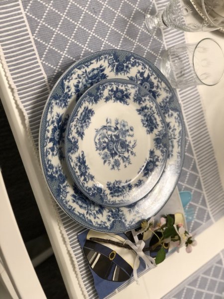 Vit Tallrik Ester med blå rosor assiett och djup tallrik