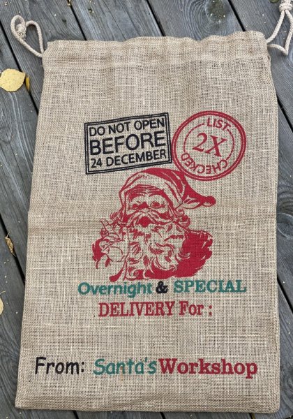 Jutesäck / Julklappssäck med vackert motiv i rött. Snöre upptill så man kan stänga säcken. Mäter 60*40cm
