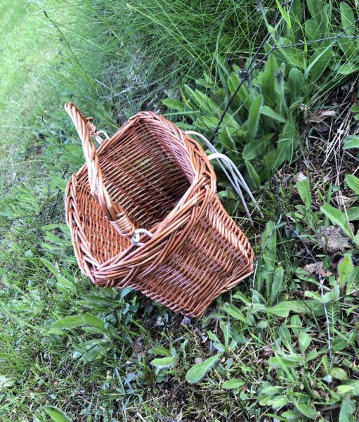 Gammeldags romantisk cykelkorg i barn modell, i flätad modell med ledat handtag. En klassiker som är lika fin på cykeln som at