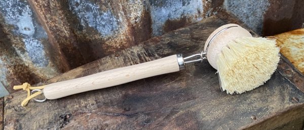 Diskborste Mandelmann i trä. I björkträ tillverkad av Den gamla tvålfabriken. Ljusa trä detaljer med metall beslag/fästen. Bors